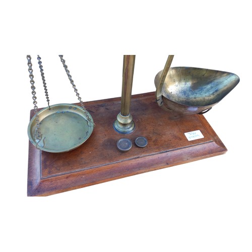 283 - A VERY NICE ANTIQUE BRASS SCALES ON MAHOGANY BASE (WITH 2 BRASS WEIGHTS)