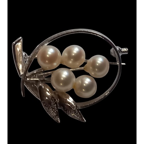 271 - A BEAUTIFUL PEARL AND SILVER BROOCH IN A FLORAL DESIGN