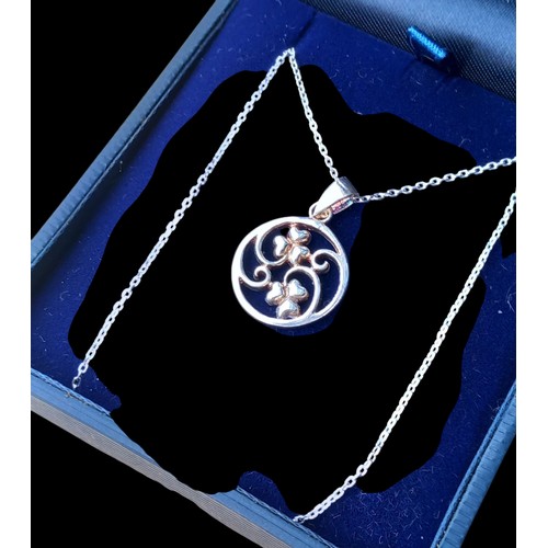 260A - A SHAMROCK SILVER PENDANT ON A SILVER CHAIN