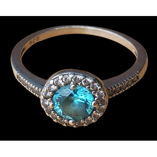 263A - A SILVER BLUE TOPAZ & GEM SET RING