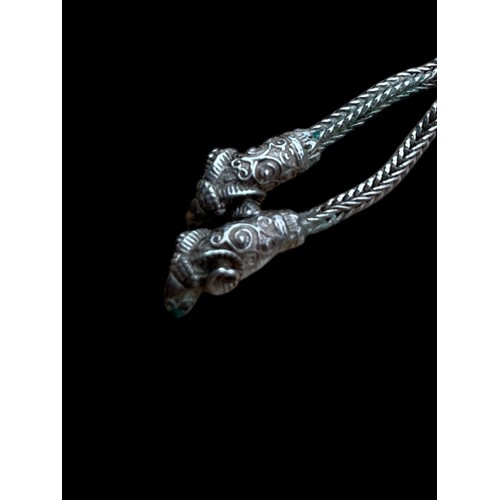 240 - A DESIGNER SILVER NECKLACE WITH KNOT DESIGN AND REM HEADS TO THE DROPS 14.8g