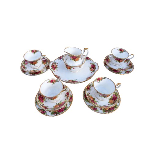 126 - 15 PIECE OLD COUNTRY ROSE ROYAL ALBERT SERVICE