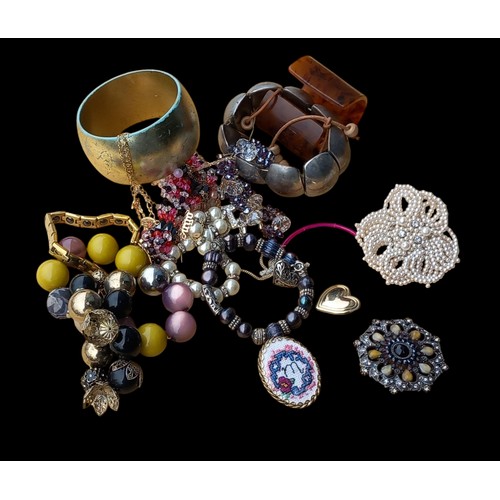 129 - A BAG OF MIXED COSTUME JEWELLERY & BROOCHES (PEARLS ETC)