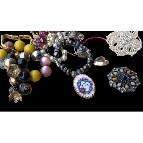 129 - A BAG OF MIXED COSTUME JEWELLERY & BROOCHES (PEARLS ETC)