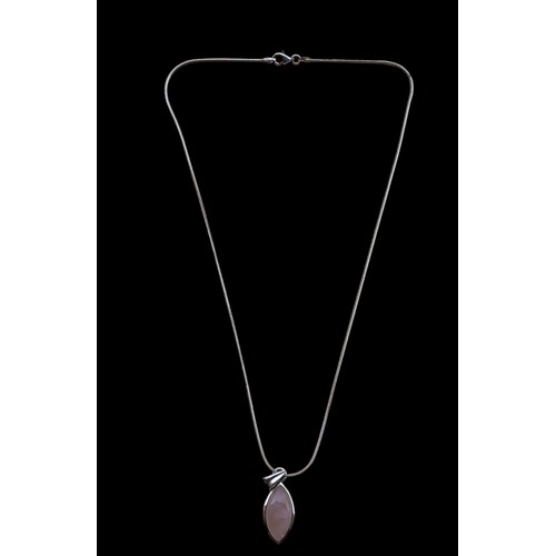 170 - A ROSE QUARTZ SILVER PENDANT ON A SILVER CHAIN