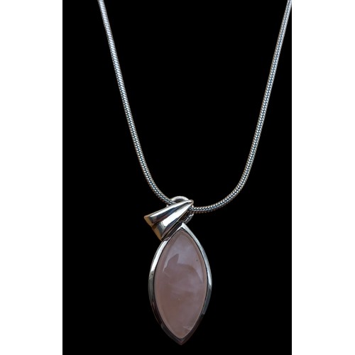 170 - A ROSE QUARTZ SILVER PENDANT ON A SILVER CHAIN