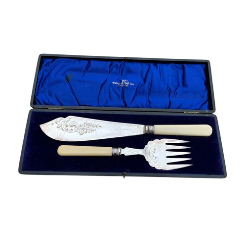 231 - A WALKER & HALL FISH SERVING SET IN A FITTED BOX WITH SILVER COLLARS