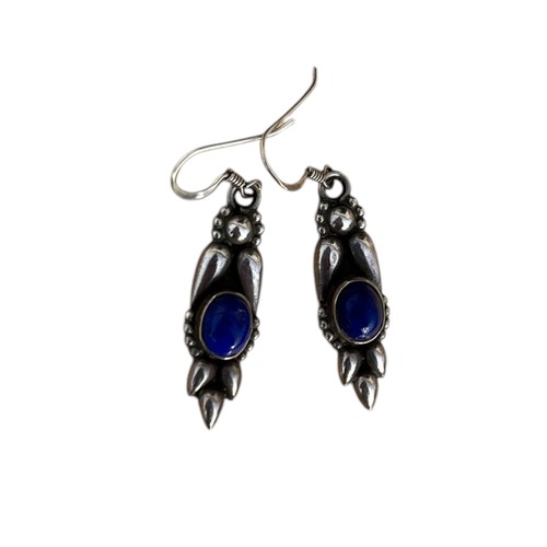 252 - A PAIR OF SILVER AND LAPIS DROP EARRINGS