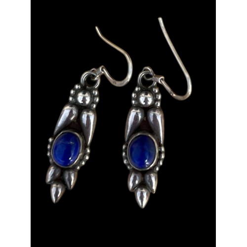 252 - A PAIR OF SILVER AND LAPIS DROP EARRINGS