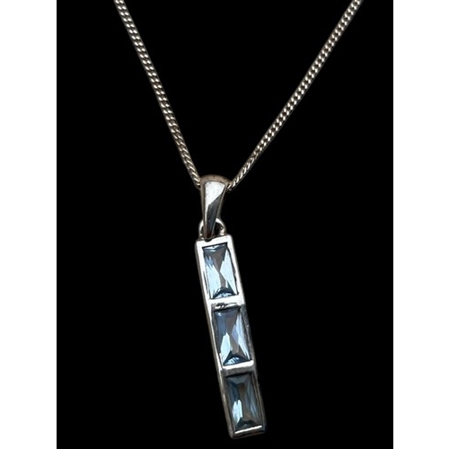 256 - A SILVER AND AQUAMARINE PENDANT ON A UNIQUE SILVER CHAIN