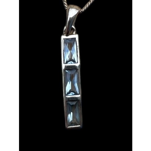 256 - A SILVER AND AQUAMARINE PENDANT ON A UNIQUE SILVER CHAIN