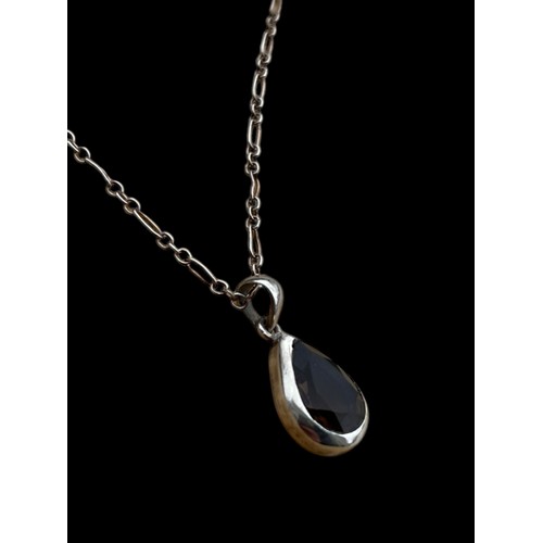 258 - A TEAR DROP SILVER SMOKEY QUARTZ PENDANT OF GOOD QUALITY ON A GOOD SILVER CHAIN