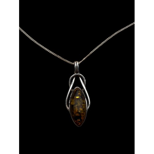 463 - AN ORNATE SILVER & AMBER SET PENDANT ON A SILVER CHAIN