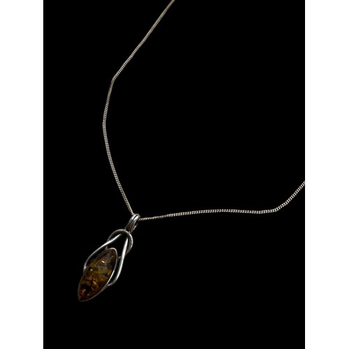 463 - AN ORNATE SILVER & AMBER SET PENDANT ON A SILVER CHAIN