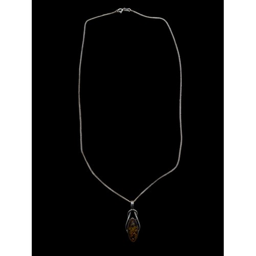 463 - AN ORNATE SILVER & AMBER SET PENDANT ON A SILVER CHAIN