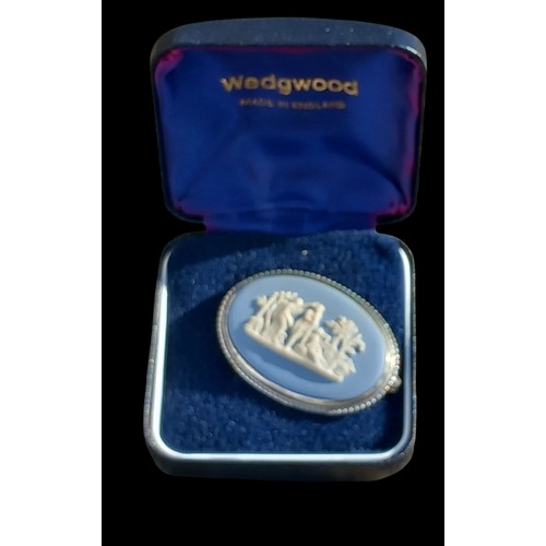 464 - A WEDGWOOD SILVER BROOCH