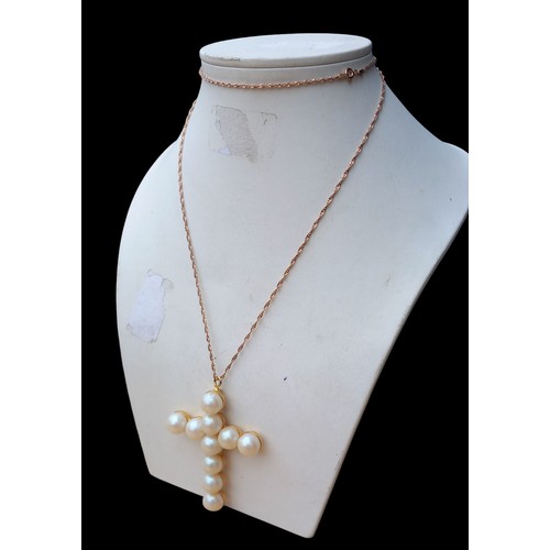 460 - A SILVER ROSE COLOURED LONG CHAIN SET WITH A LARGE PEARL CROSS