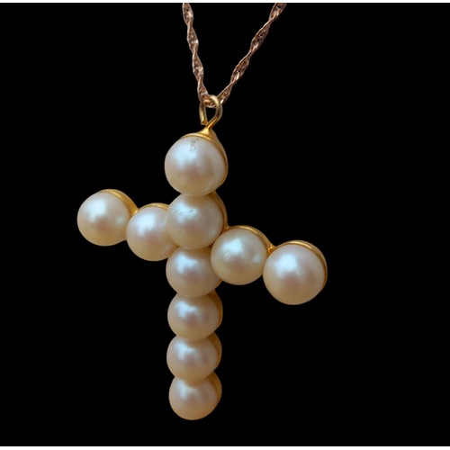 460 - A SILVER ROSE COLOURED LONG CHAIN SET WITH A LARGE PEARL CROSS