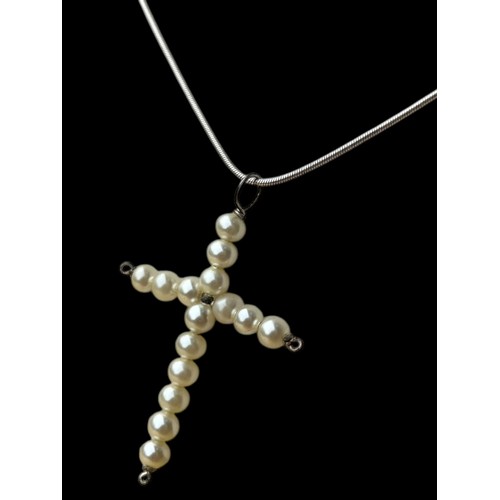 252A - A SILVER CHAIN WITH A PEARL CROSS