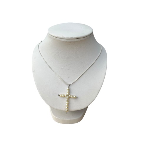 252A - A SILVER CHAIN WITH A PEARL CROSS