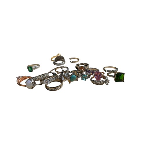 A MIXED LOT OF RINGS
