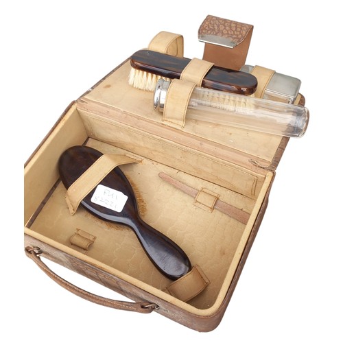 149 - A GENTS TORTOISE SHELL STYLE TRAVEL SET