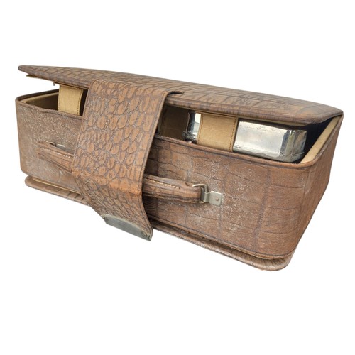 149 - A GENTS TORTOISE SHELL STYLE TRAVEL SET