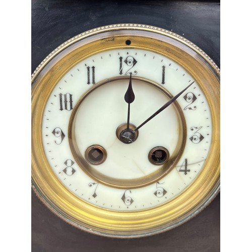 125 - A VICTORIAN SLATE CLOCK WITH BRASS PILLARS
