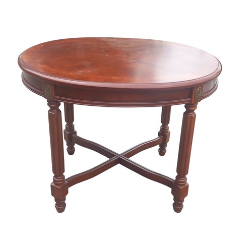 134 - A QUALITY INLAID MAHOGANY OCCASSIONAL TABLE ON CROSS SECTION BASE WITH BRASS MOUNTS