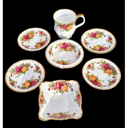 73 - A MIXED LOT OF OLD COUNTRY ROSE BY ROYAL ALBERT (7 PIECES)