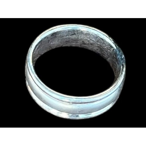 237 - A HEAVY SILVER RING