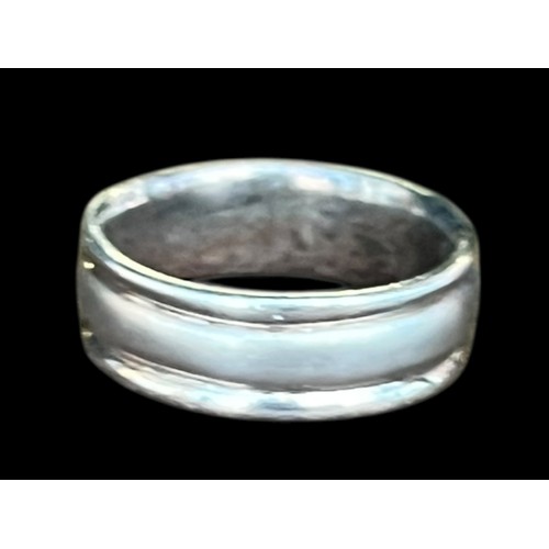 237 - A HEAVY SILVER RING