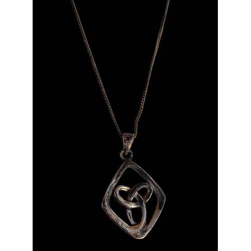254 - A DESIGNER STYLE SILVER PENDANT ON A SILVER CHAIN