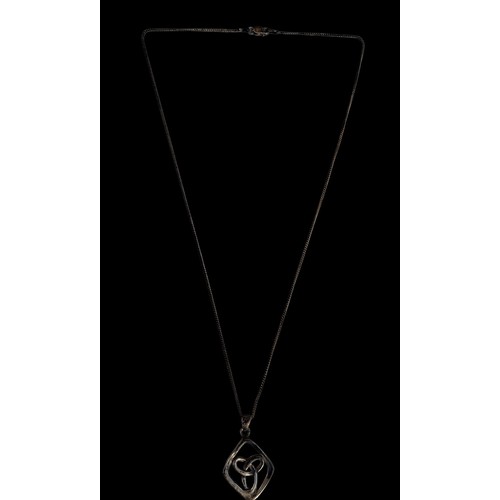 254 - A DESIGNER STYLE SILVER PENDANT ON A SILVER CHAIN