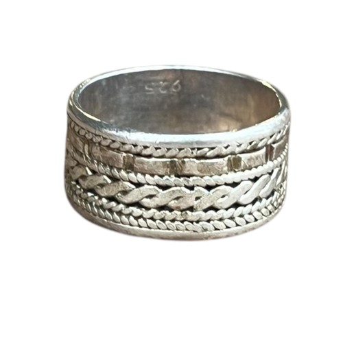 262 - AN ORNATE SILVER RING