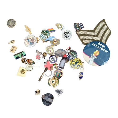 267 - LOT OF MIXED VINTAGE BADGES