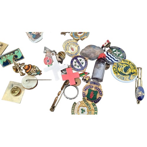 267 - LOT OF MIXED VINTAGE BADGES