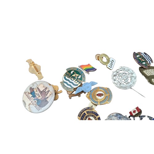 267 - LOT OF MIXED VINTAGE BADGES