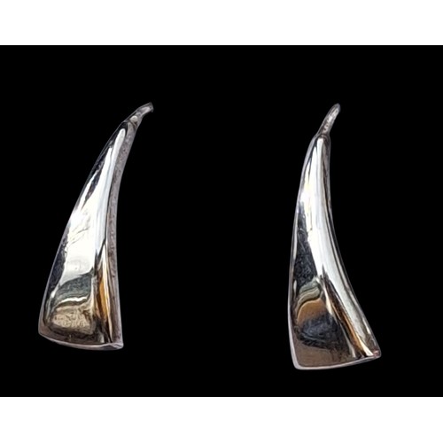 273 - A PAIR OF DESIGNER SILVER EARRINGS