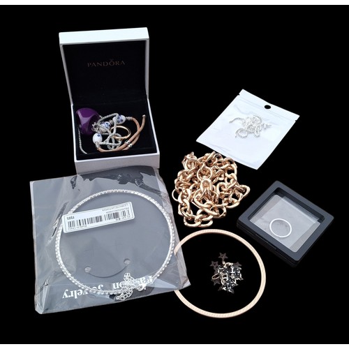 284 - A MIXED LOT OF COSTUME JEWELLERY