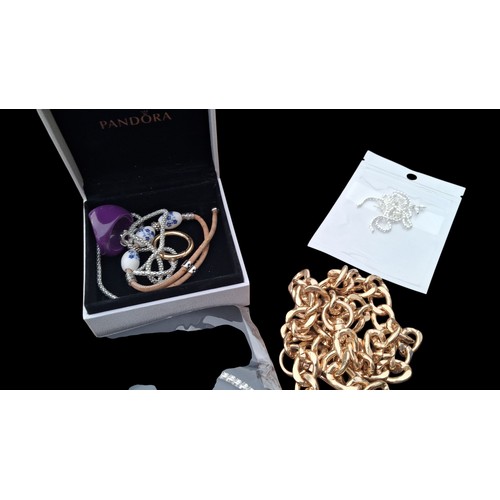 284 - A MIXED LOT OF COSTUME JEWELLERY