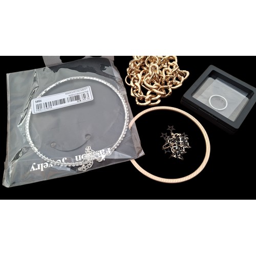 284 - A MIXED LOT OF COSTUME JEWELLERY