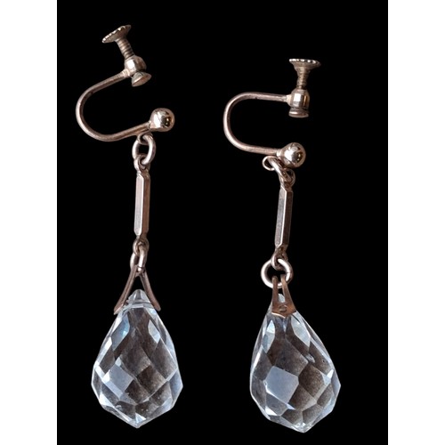 256A - A PAIR OF 9CT GOLD CRYSTAL DROP EARRINGS