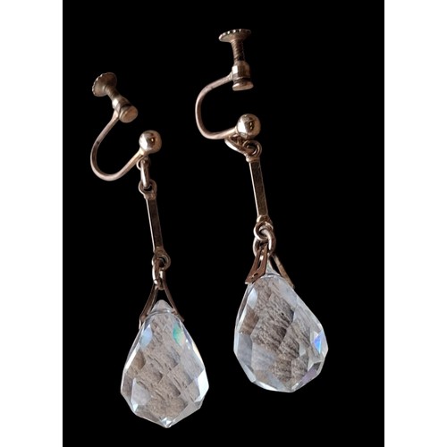 256A - A PAIR OF 9CT GOLD CRYSTAL DROP EARRINGS