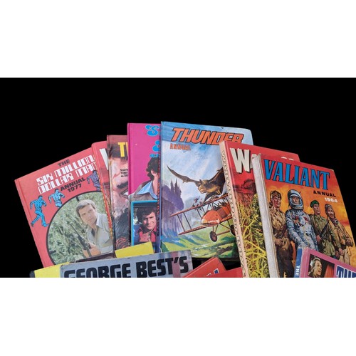 110 - A LOT OF ANNUALS FROM THE 70'S TO INCLUDE A GEORGE BEST ANNUAL