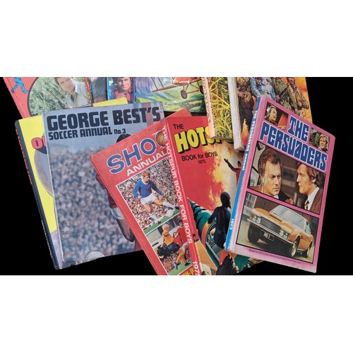 110 - A LOT OF ANNUALS FROM THE 70'S TO INCLUDE A GEORGE BEST ANNUAL