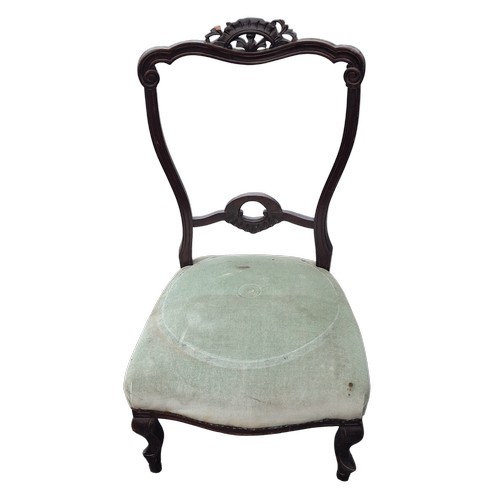38 - AN ANTIQUE NURSING CHAIR (SLIGHT DAMAGE)