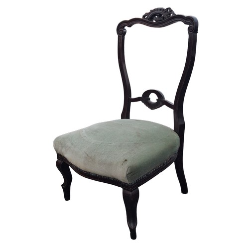 38 - AN ANTIQUE NURSING CHAIR (SLIGHT DAMAGE)