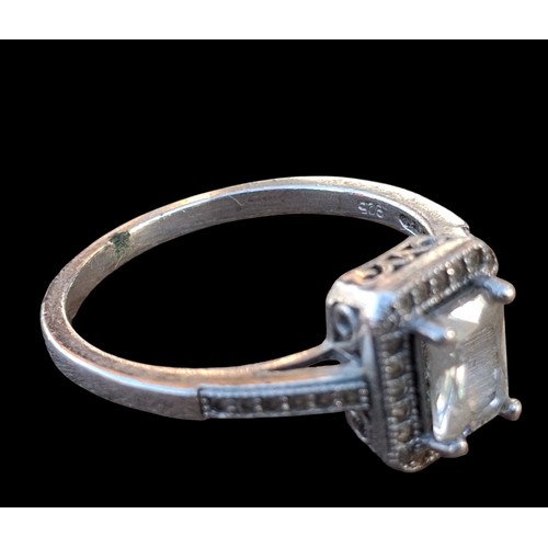 300 - A FANASTIC GEM SET SILVER RING