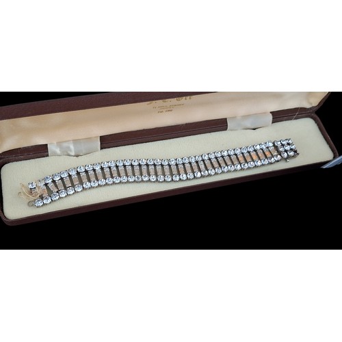 307 - A MIXED LOT OF UNTESTED AND UNMARKED JEWELLERY